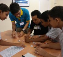 Peserta bekerjasama untuk menyelesaikan teka-teki yang diberikan untuk permainan kedua.