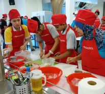Kakitangan Ajinomoto® dan anak-anak berganding bahu dalam pertandingan memasak yang memerlukan setiap pasukan menyediakan 2 resipi utama.