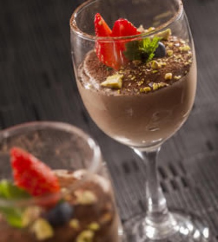 Mousse Coklat dengan Kacang Hancur dan Buah Berry Campuran (4-5 hidangan)