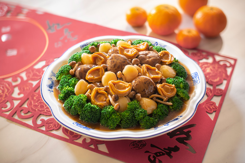 Stir-Fried Assorted Mushroom with Abalone and Scallop