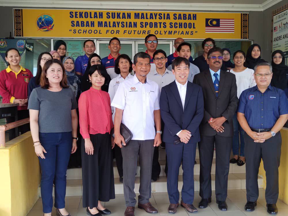 KUALA LUMPUR, 26 September 2023 - Ajinomoto (Malaysia) Berhad (AMB) has further expanded its Sports Nutrition Awareness Project to the Sabah Malaysian Sports School (SSMS) this year as part of the Ajinomoto Group Creating Shared Value (ASV) initiative to promote health and well-being of student athletes in achieving “VICTORY”. The project has recently launched and was officiated by Mr Ezaiddin Hussain, Deputy Director of the Student Development & School Management Sector, Sports, Co-curricular and Arts Division, Ministry of Education Malaysia, together with Mr. Riichiro Osawa, AMB’s Chief Executive Officer/Managing Director.  In 2019, the project was initiated with the Bukit Jalil Sports School (BJSS) and later expanded to the Malaysia Pahang Sports School (SSMP) in 2022 through unwavering support from the Ministry of Education Malaysia (MOE). Throughout the project expansion to SSMS, we have accumulated more than 1050 student athletes from BJSS, SSMP, and SSMS who were educated on sports nutrition through educational talks, Winning Meals Kachimeshi® serving, posters, and the information corner set up by AMB. It is hoped that through this collaboration between the MOE, national sports schools and AMB, the Project will continue to benefit more student athletes through balanced diets and a healthier dietary intake. AMB will continue to support and contribute to the betterment of Malaysian sportsmanship in achieving VICTORY by encouraging young athletes to “Eat Well, Live Well” with Ajinomoto. For more information about the Sports Nutrition Awareness Project, please visit https://www.ajinomoto.com.my/asv/about-sports-nutrition#tab_1302_3 