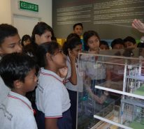 The children listen to the explanation on the processing method of Ajinomoto® products at 1909 Infoseum.