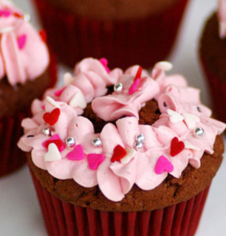 Kek Cawan Red Velvet dengan Aising Pink Blossom