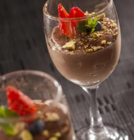 Mousse Coklat dengan Kacang Hancur dan Buah Berry Campuran (4-5 hidangan)