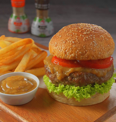 Burger Daging ‘Homemade’ Bersama Sos Perang Lada Istimewa
